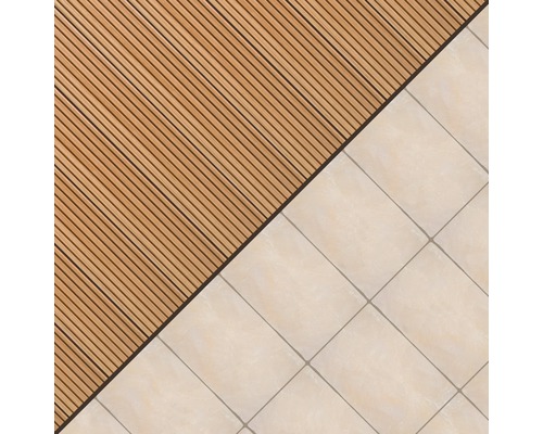 Quadratische, helle Fliesen neben einer Holzterrasse.