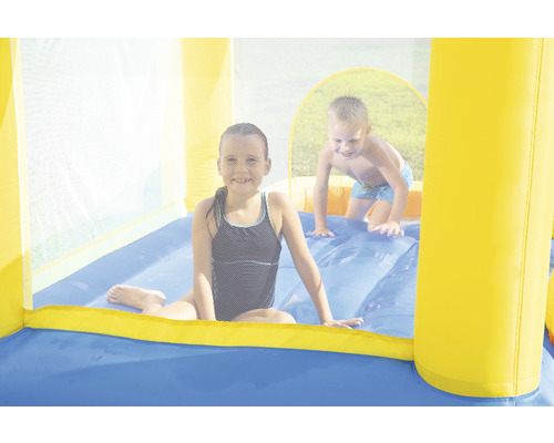 Aufblasbare Hüpfburg mit Kindern beim Spielen