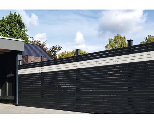 Sichtschutzzaun mit horizontalen Lamellen für den Garten