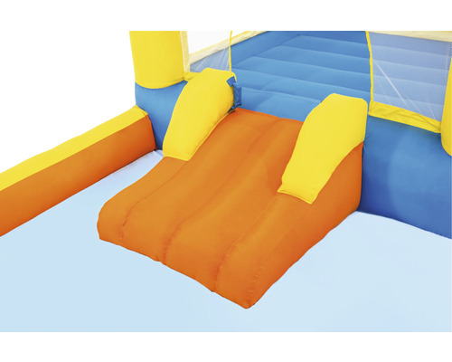 Detailansicht einer aufblasbaren Hüpfburg mit Rutsche