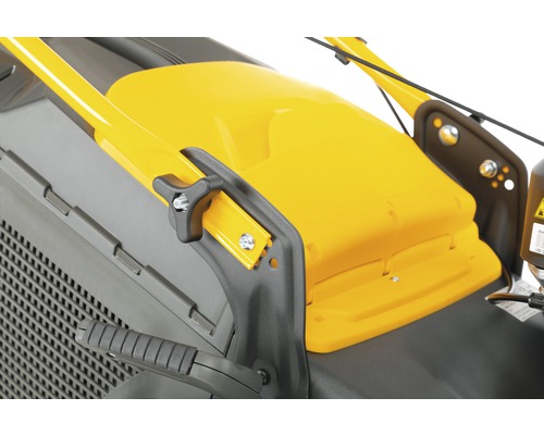 Detailansicht eines Rasenmähers mit Fangkorb