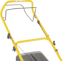 Vue détaillée d''une tondeuse à gazon avec poignée et éléments de commande.