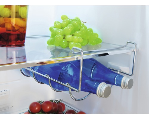 Réfrigérateur avec boissons, fruits et légumes sur les étagères et dans le porte-bouteilles