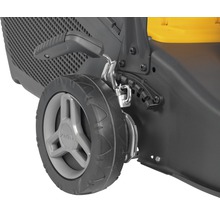 Gros plan d''une tondeuse à gazon avec roue et réglage de la hauteur