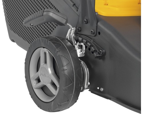 Gros plan d''une tondeuse à gazon avec roue et réglage de la hauteur