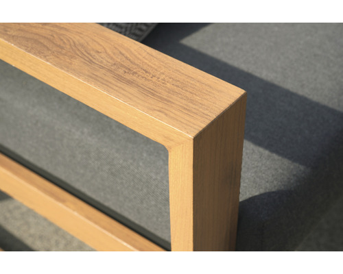 Vue détaillée d''un meuble de jardin avec cadre en bois et assise