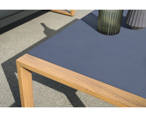 Vue détaillée d''une table de jardin avec cadre en bois et plateau de table