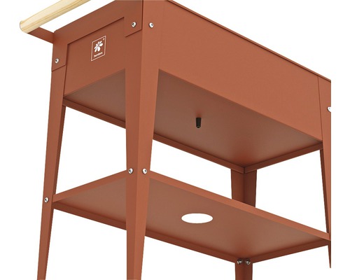 Detailansicht eines Hochbeets mit Ablagefläche.