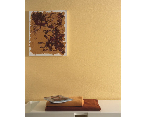 Aménagement mural avec peinture, toile et textiles sur un buffet