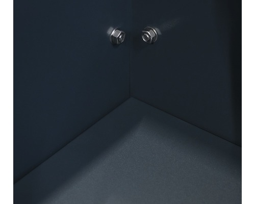 Detailaufnahme von zwei Schrauben an einer Ecke