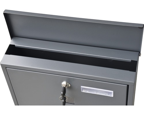 Detailansicht eines Briefkastens mit Schloss und Schlüssel