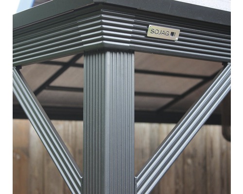 Detailansicht eines Pavillons mit Säule, Streben und Sojag Logo.