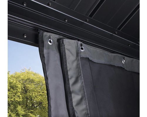 Detailansicht des Pavillons mit Vorhängen und Moskitonetz