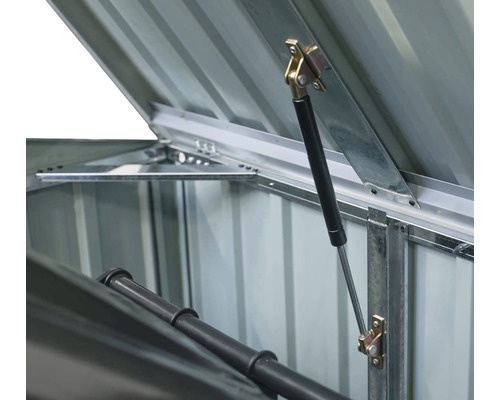 Detailansicht einer geöffneten Gartentruhe mit Gasdruckfeder zur Unterstützung des Deckels