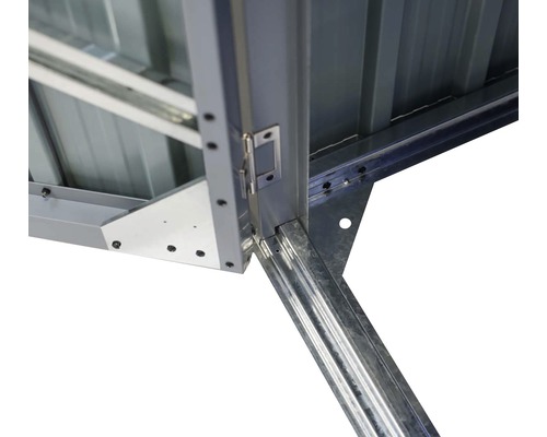 Detailansicht eines Metallgerätehauses mit Türscharnier und Eckverbindungen