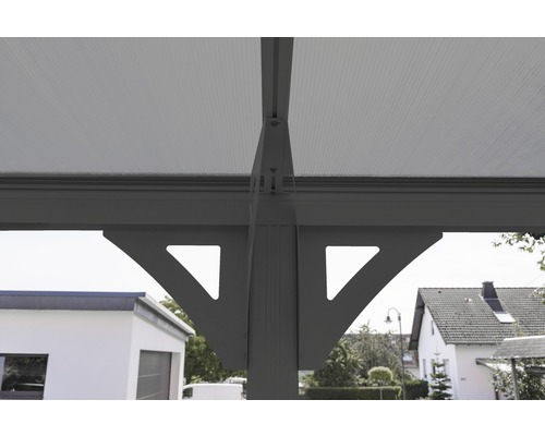 Detailansicht eines Terrassendachs mit grauen Trägern und durchsichtiger Bedachung