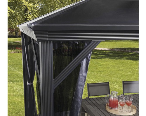 Detailansicht eines Pavillons mit Vorhängen und Gartenmöbeln im Hintergrund