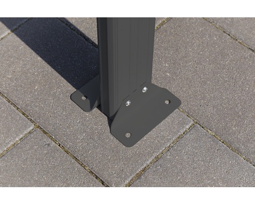 Detailansicht einer Pavillonbefestigung am Boden