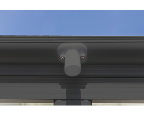 Detailansicht einer Terrassenüberdachung mit Befestigungselement