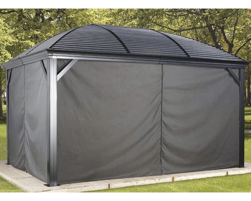 Gartendach mit Vorhängen zum Schutz vor der Sonne