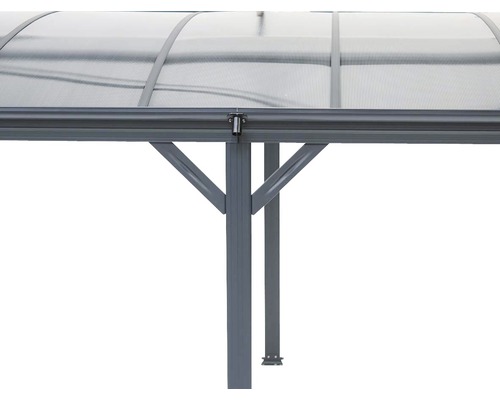 Detailansicht eines Carports mit durchsichtigem Dach und Stützpfosten