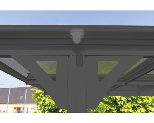 Detailansicht eines Terrassendachs mit Beleuchtung und Tragbalken