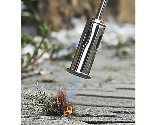 Brûleur de mauvaises herbes en action contre les mauvaises herbes