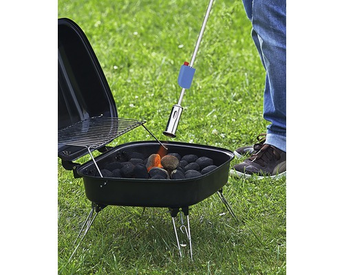 Allumage du charbon de bois dans un gril à charbon de bois avec un brûleur à gaz