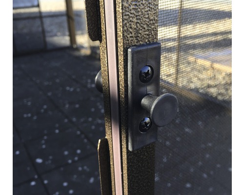 Detailansicht eines Drehriegelverschlusses an einem Insektenschutzgitter