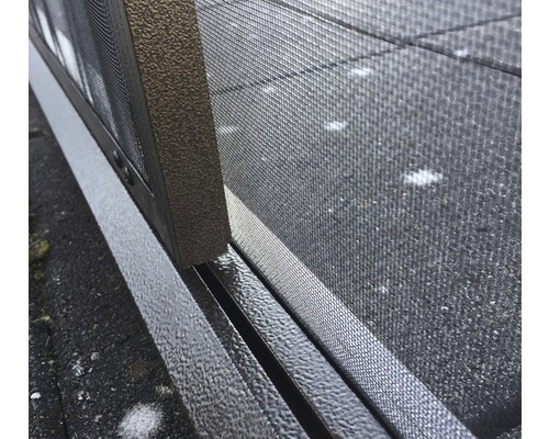 Detailansicht eines Insektenschutzgitters im Rahmen.