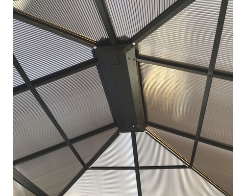 Detailansicht des Pavillondachs mit Metallrahmen und Wellplatten