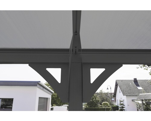 Detailansicht einer Terrassenüberdachung mit Pfosten und Dachplatten