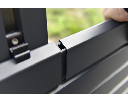 Detailaufnahme eines grauen Metallzauns mit Verbindungselementen