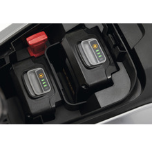 Akkus in einer Halterung mit Ladestandsanzeige.