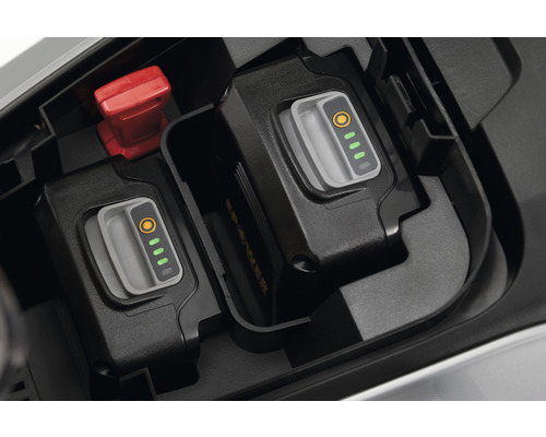 Akkus in einer Halterung mit Ladestandsanzeige.