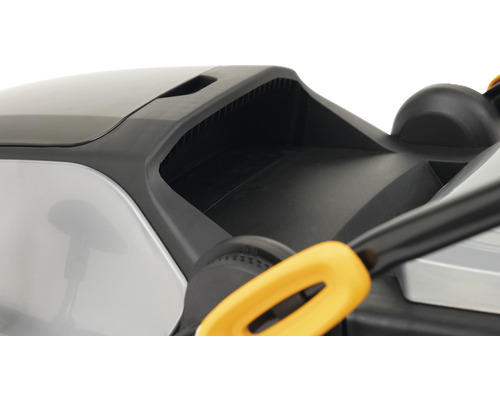 Detailansicht eines Rasenmähers mit Fokus auf den Grasfangkorb und den Griff