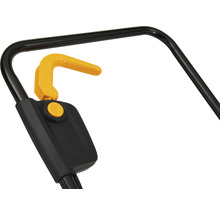 Detailaufnahme eines Rasenmähers mit Griff, Knopf und Hebel