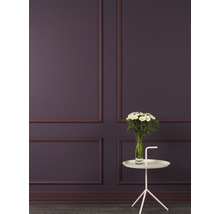 Décoration murale avec moulures et table d''appoint blanche avec vase de fleurs