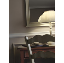 Szene mit einem Tisch, einem Spiegel und einer Lampe.