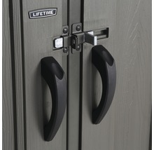 Vue détaillée d''une porte d''armoire de jardin avec poignées, loquet et logo Lifetime