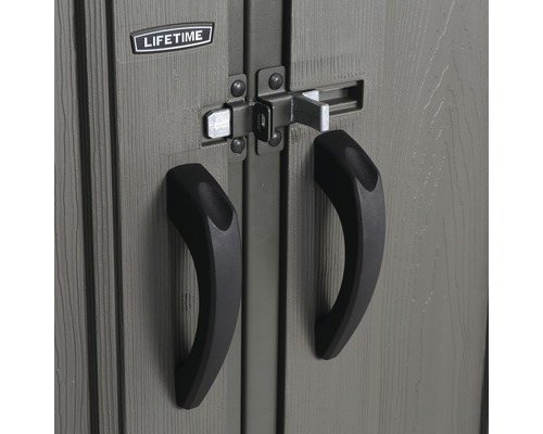 Vue détaillée d''une porte d''armoire de jardin avec poignées, loquet et logo Lifetime