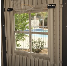 Fenêtre dans une cabane de jardin pour la ventilation et la lumière du jour