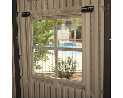 Fenêtre dans une cabane de jardin pour la ventilation et la lumière du jour