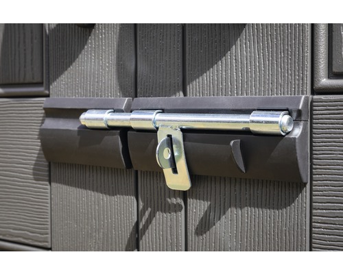 Loquet de porte sur une remise de jardin