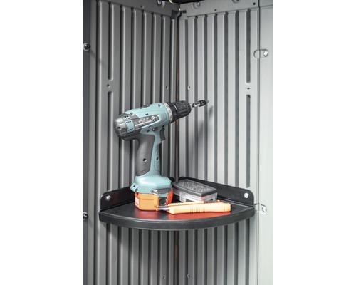 Visseuse sans fil, cutter et jeu d''embouts sur une étagère dans une armoire à outils