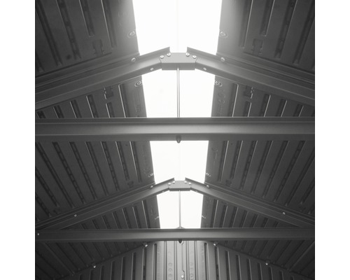 Innenansicht eines Gerätehauses mit Dachfenstern.