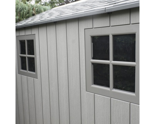 Detailansicht eines Gartenhauses mit zwei Fenstern