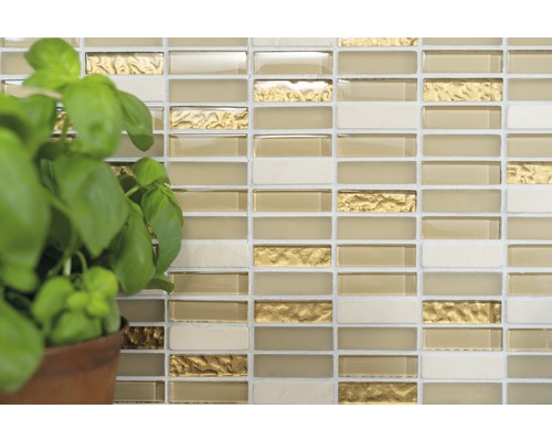 Mosaikfliesenwand mit Glas- und Goldakzenten sowie Basilikumpflanze im Topf