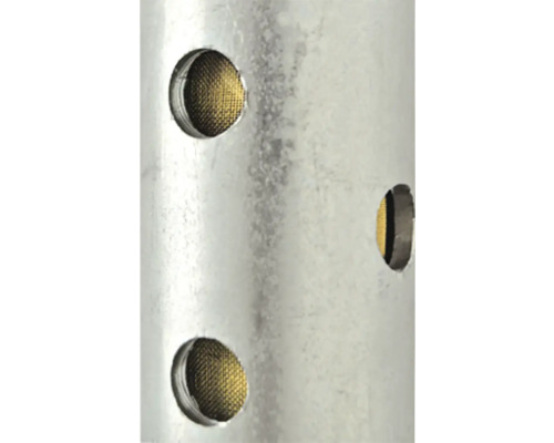 Detailaufnahme eines Metallrohrs mit runden Sieböffnungen
