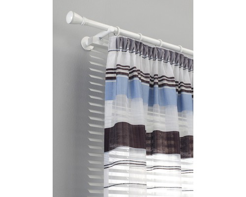 Gardinenstange mit gestreiftem Vorhang